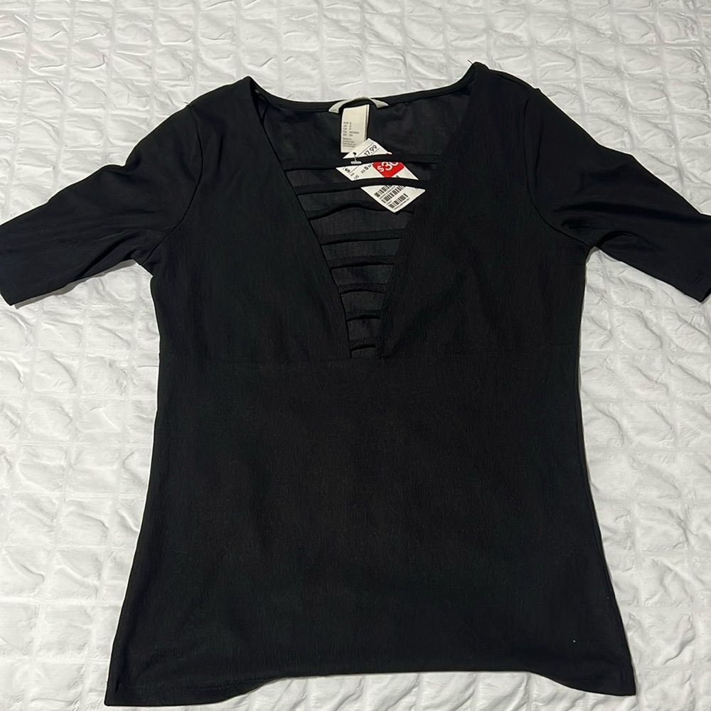 3/4 black H&M shirt size small